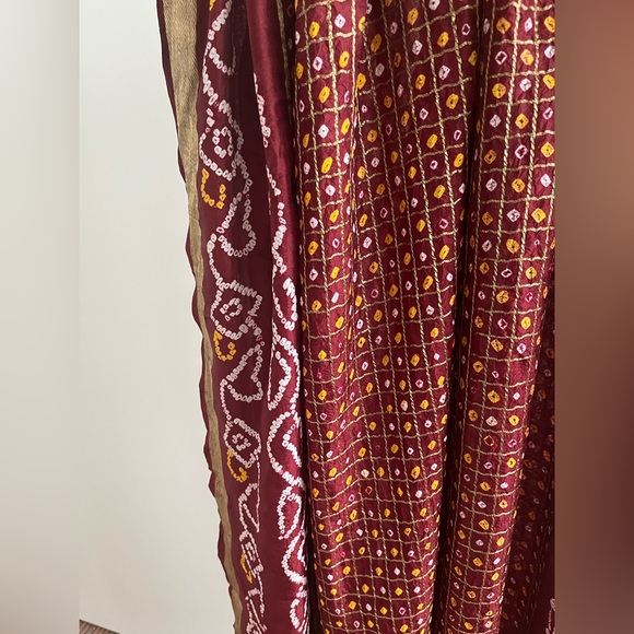 Burgundy red ❤️ & gold silk wrap/shawl beautiful Bandhani print gold Zari border - Picture 3 of 9